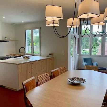 -belle Avec 5 Et Piscine Chauffee Privative 别墅 *